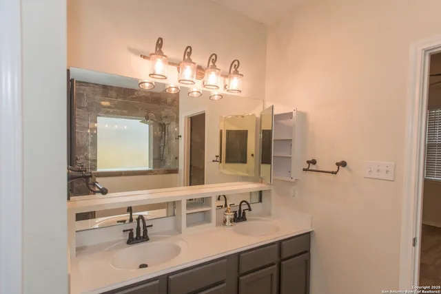 $1,950 | 137 Conway Castle Drive, New Braunfels, TX 78130