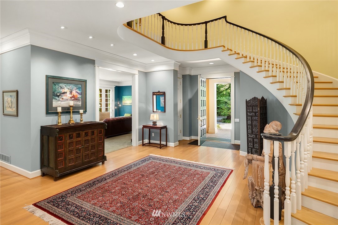 142 Moss Road Shoreline, WA 98177 - Photo 3 of 32 a living room with furniture and a rug