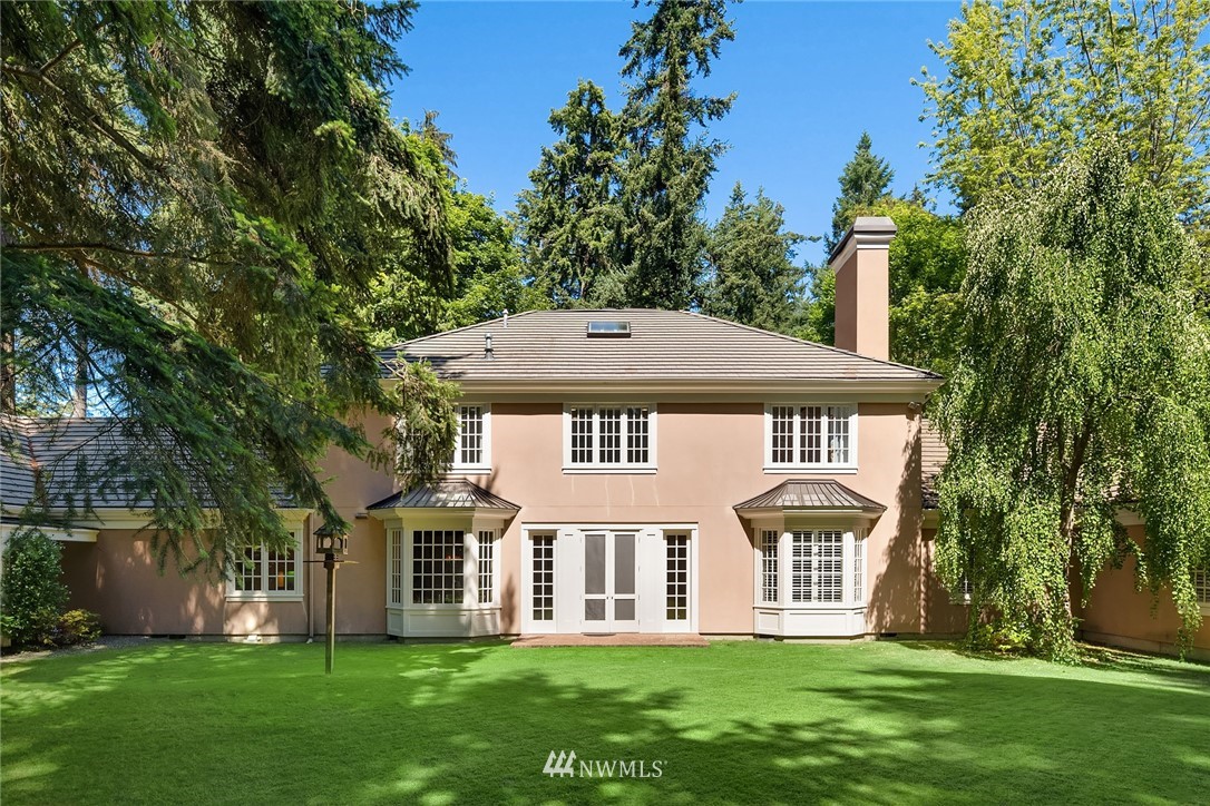142 Moss Road Shoreline, WA 98177 - Photo 29 of 32 a front view of a house with a garden