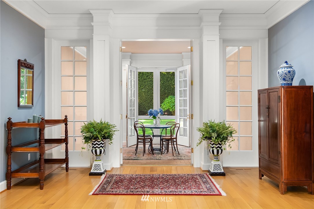 142 Moss Road Shoreline, WA 98177 - Photo 4 of 32 a view of a livingroom with furniture