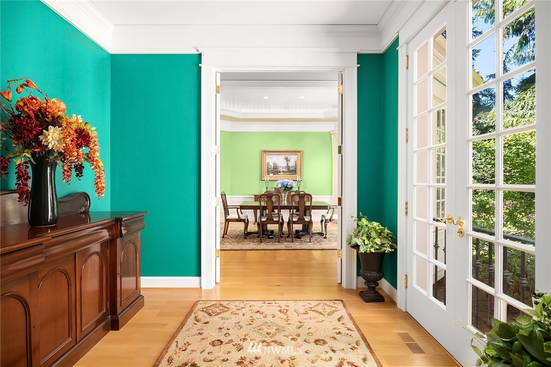 142 Moss Road Shoreline, WA 98177 - Photo 6 of 32 a dining room with furniture and a potted plant