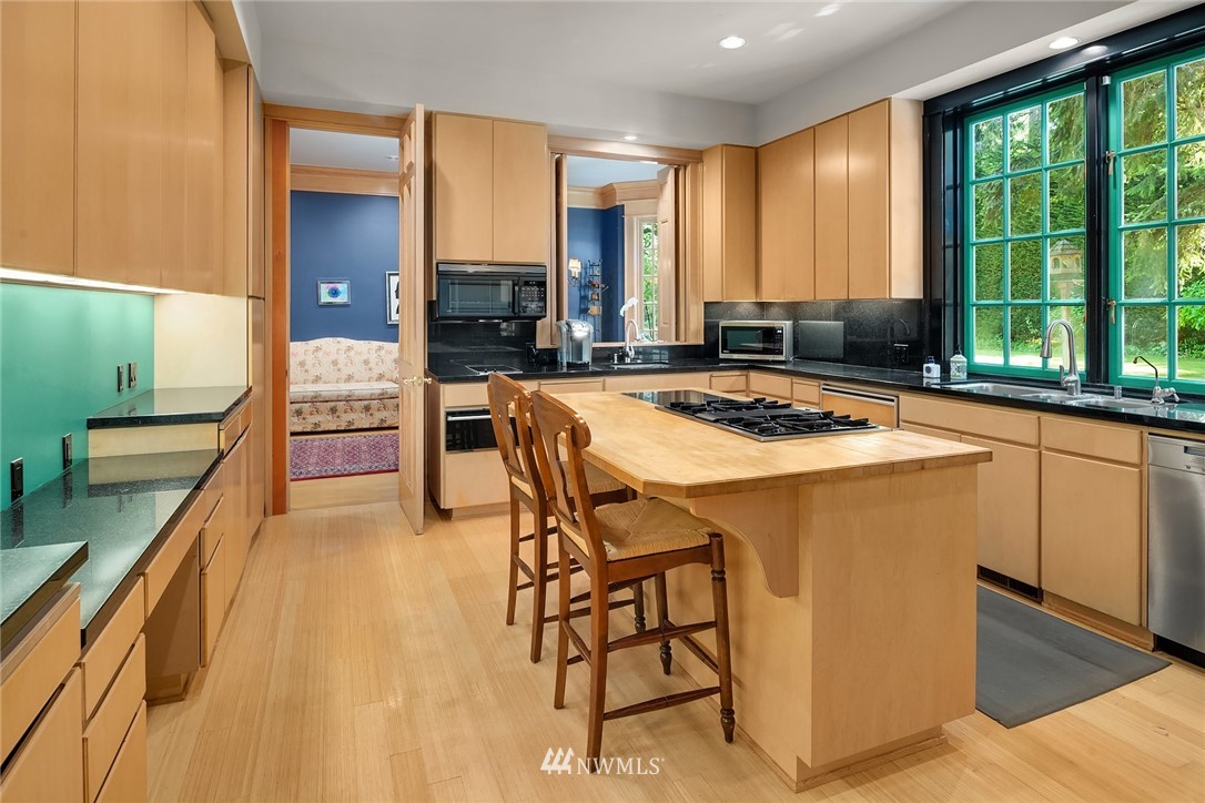 142 Moss Road Shoreline, WA 98177 - Photo 8 of 32 a kitchen that has a table and chairs in it