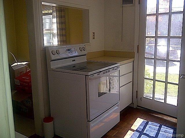 1872 Graefield Road Birmingham, MI 48009 - Photo 9 of 18 Kitchen2.jpg