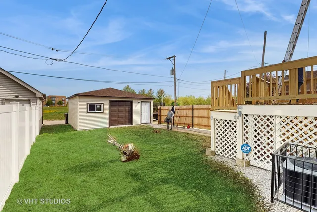 a view of a yard in front of a house