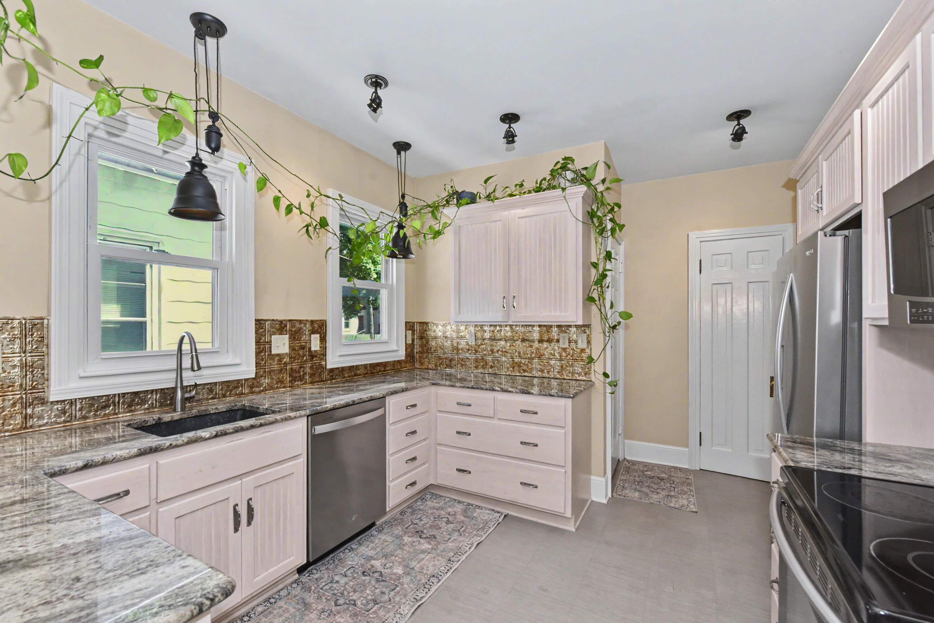 1213 College Avenue Racine, WI 53403 - Photo 17 of 54 DSC_9420