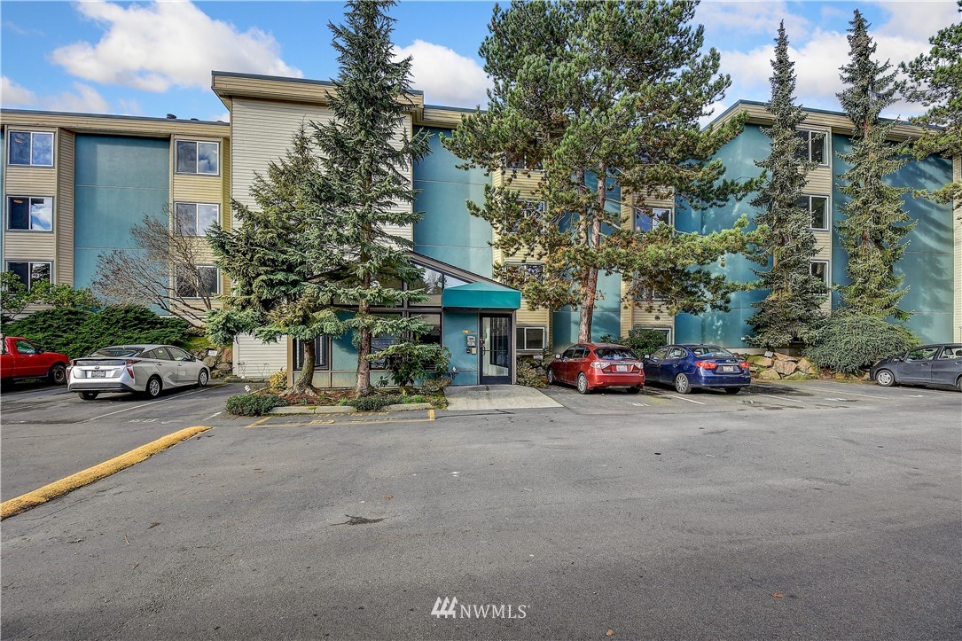 2222 Northeast 92nd Street, Unit 210 Seattle, WA 98115 - Photo 2 of 16