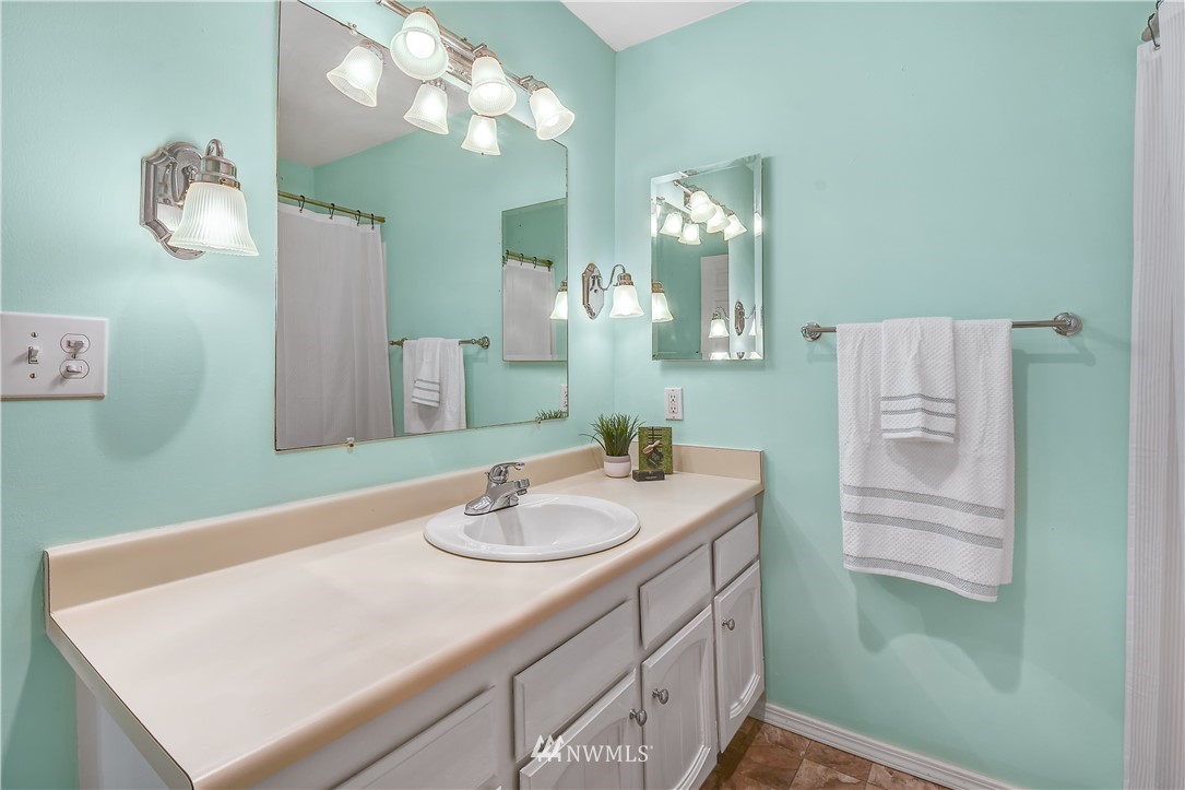 2222 Northeast 92nd Street, Unit 210 Seattle, WA 98115 - Photo 11 of 16