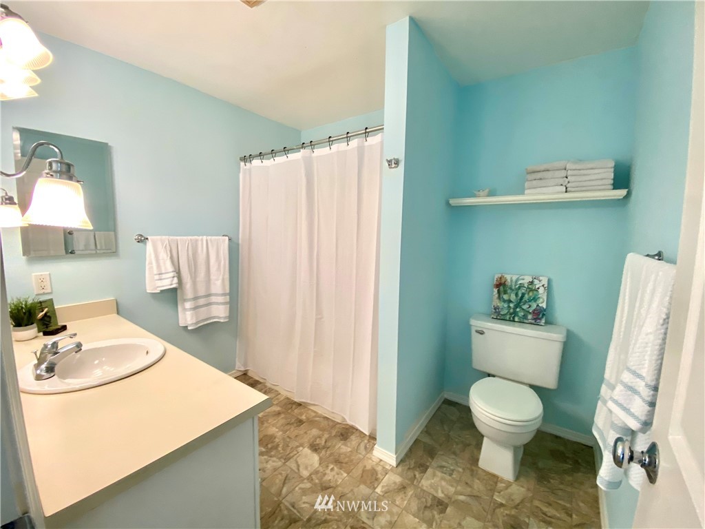 2222 Northeast 92nd Street, Unit 210 Seattle, WA 98115 - Photo 12 of 16