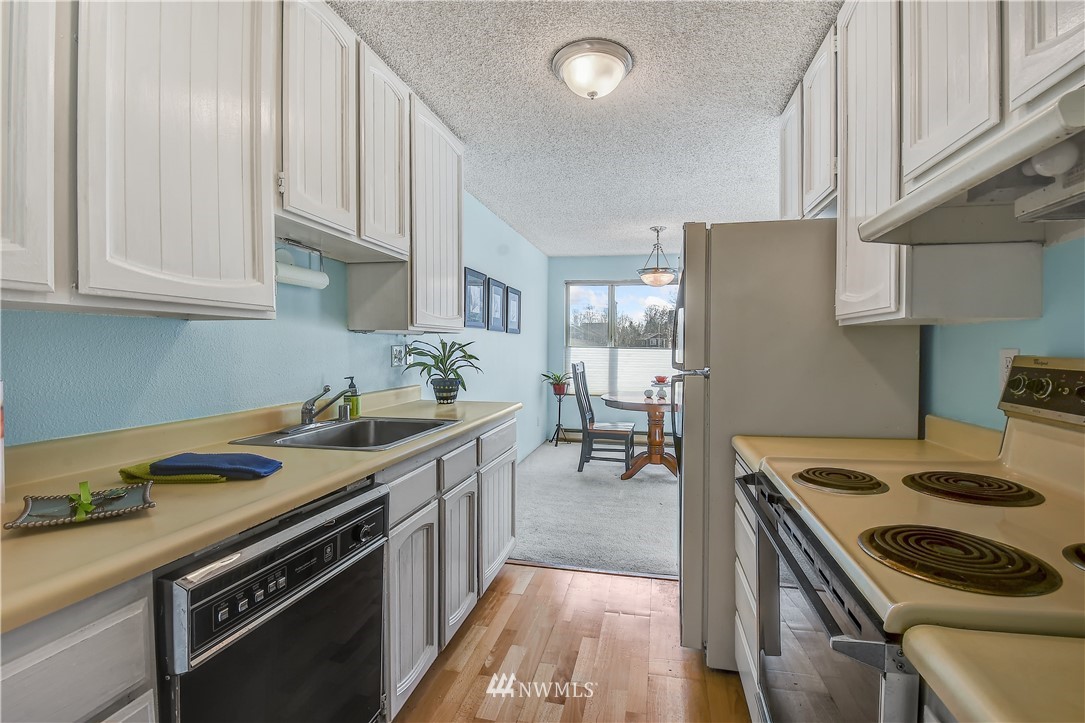 2222 Northeast 92nd Street, Unit 210 Seattle, WA 98115 - Photo 9 of 16