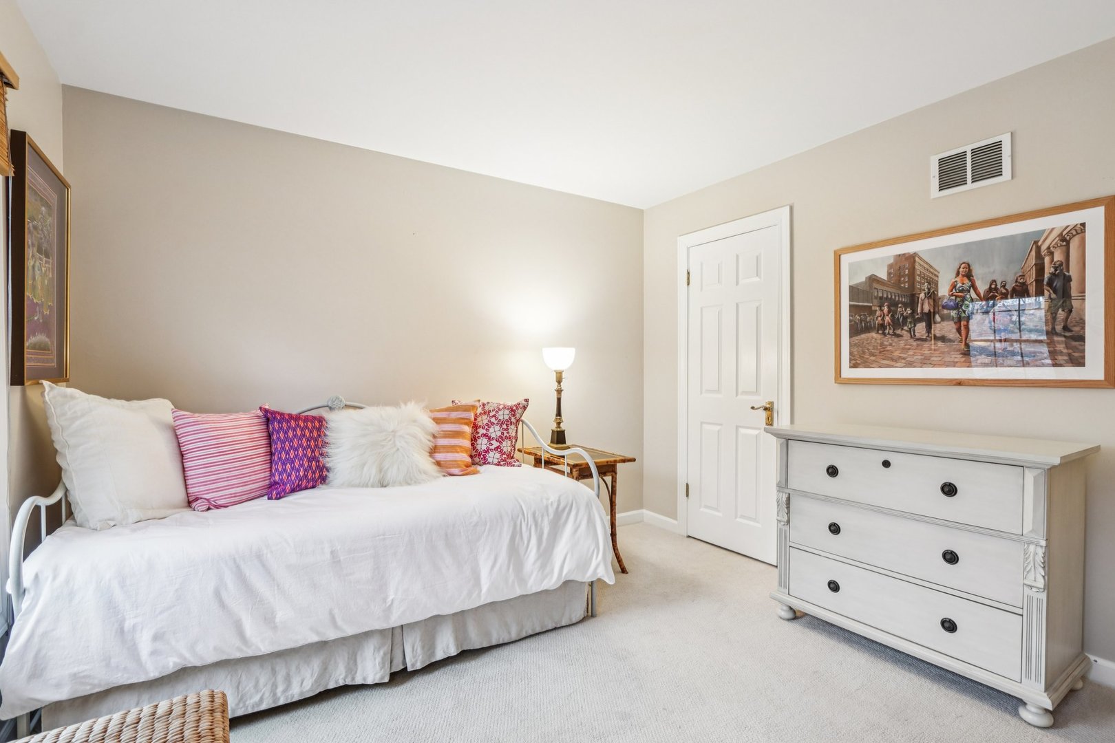 19 Landmark Street, Unit 19 Northfield, IL 60093 - Photo 20 of 50 a bedroom with a bed and a painting on the wall