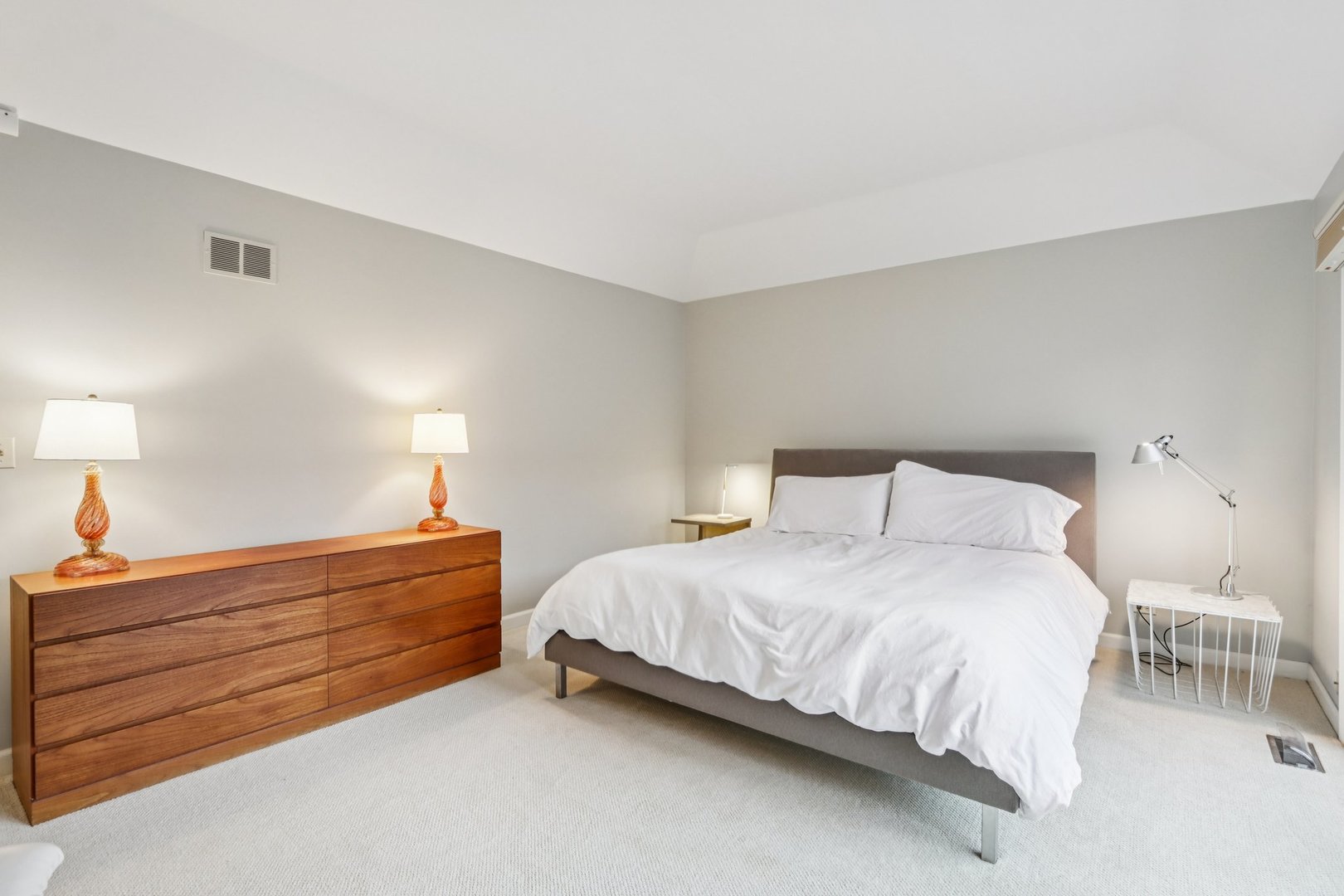 19 Landmark Street, Unit 19 Northfield, IL 60093 - Photo 23 of 50 a spacious bedroom with a bed and a lamp