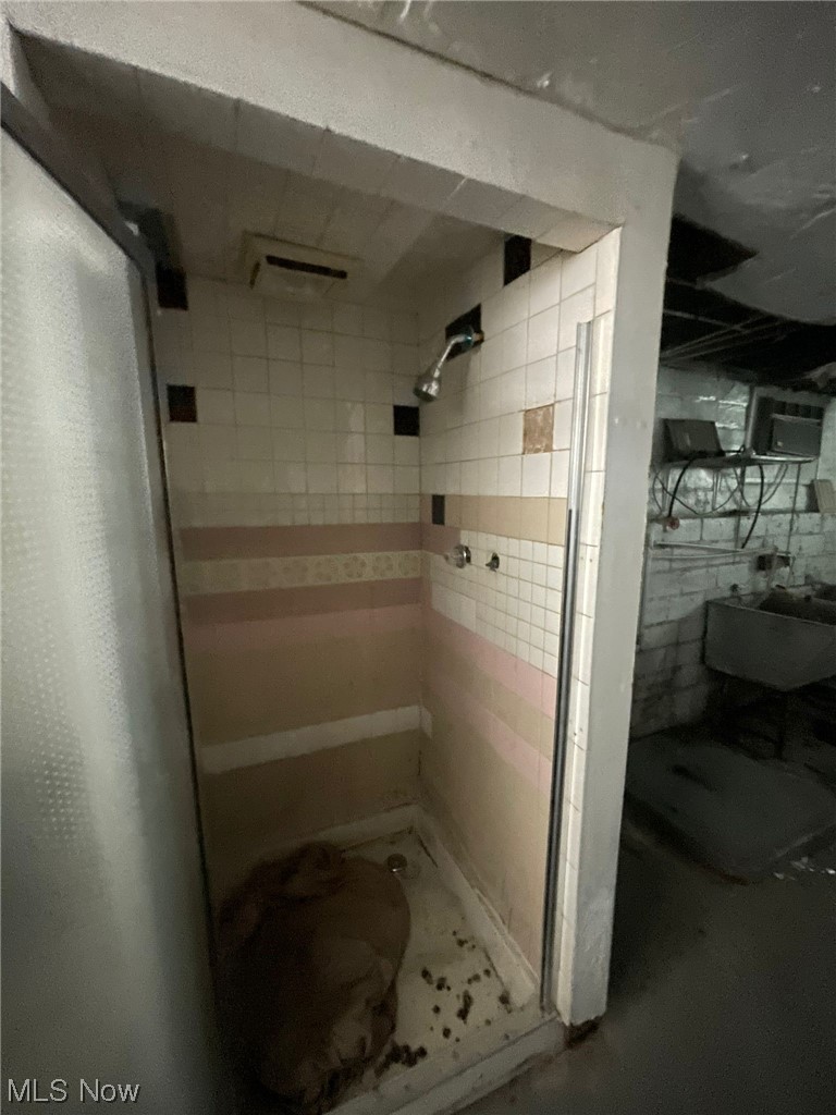 1493 Larchmont Road Cleveland, OH 44110 - Photo 27 of 30 View of bathroom