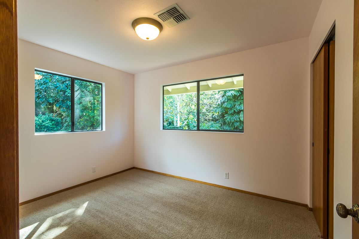 395 Middle Road Kula, HI 96790 - Photo 24 of 30 an empty room with windows