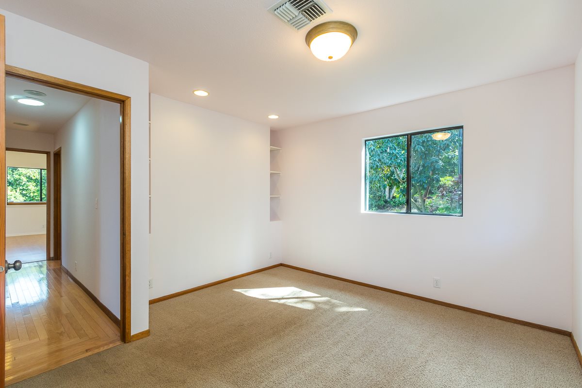 395 Middle Road Kula, HI 96790 - Photo 25 of 30 an empty room with windows