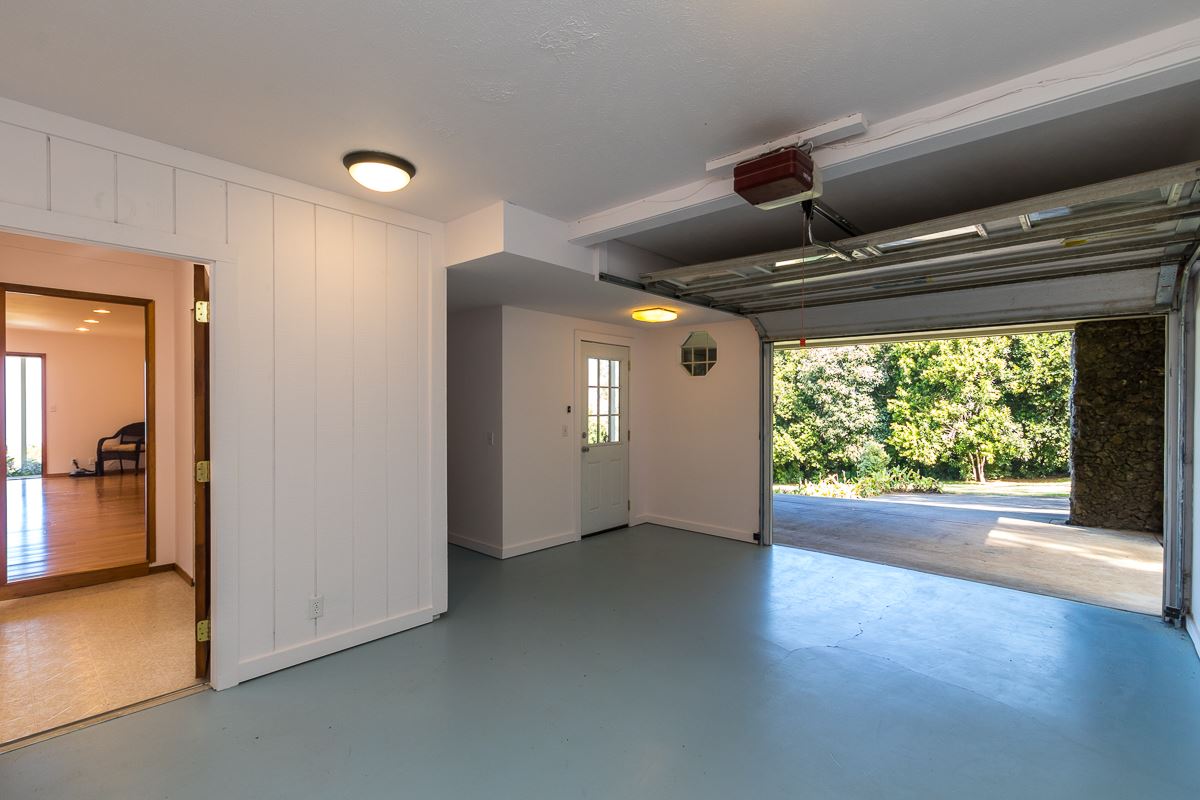 395 Middle Road Kula, HI 96790 - Photo 29 of 30 a view of hallway with furniture and a window