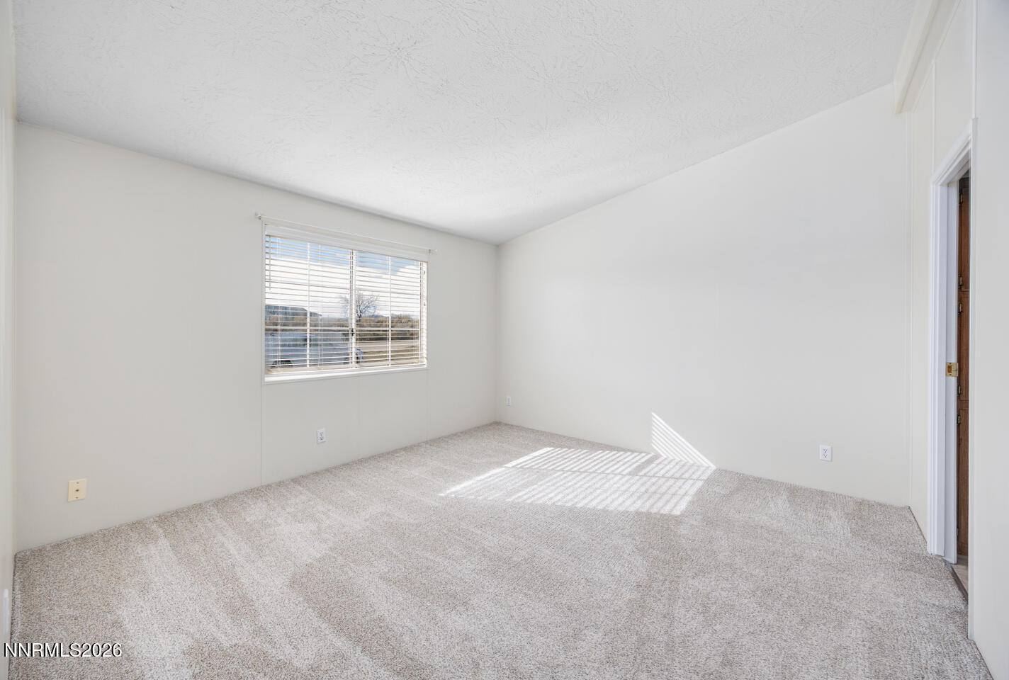 6312 Sierra Way Fallon, NV 89406 - Photo 11 of 20 an empty room with windows