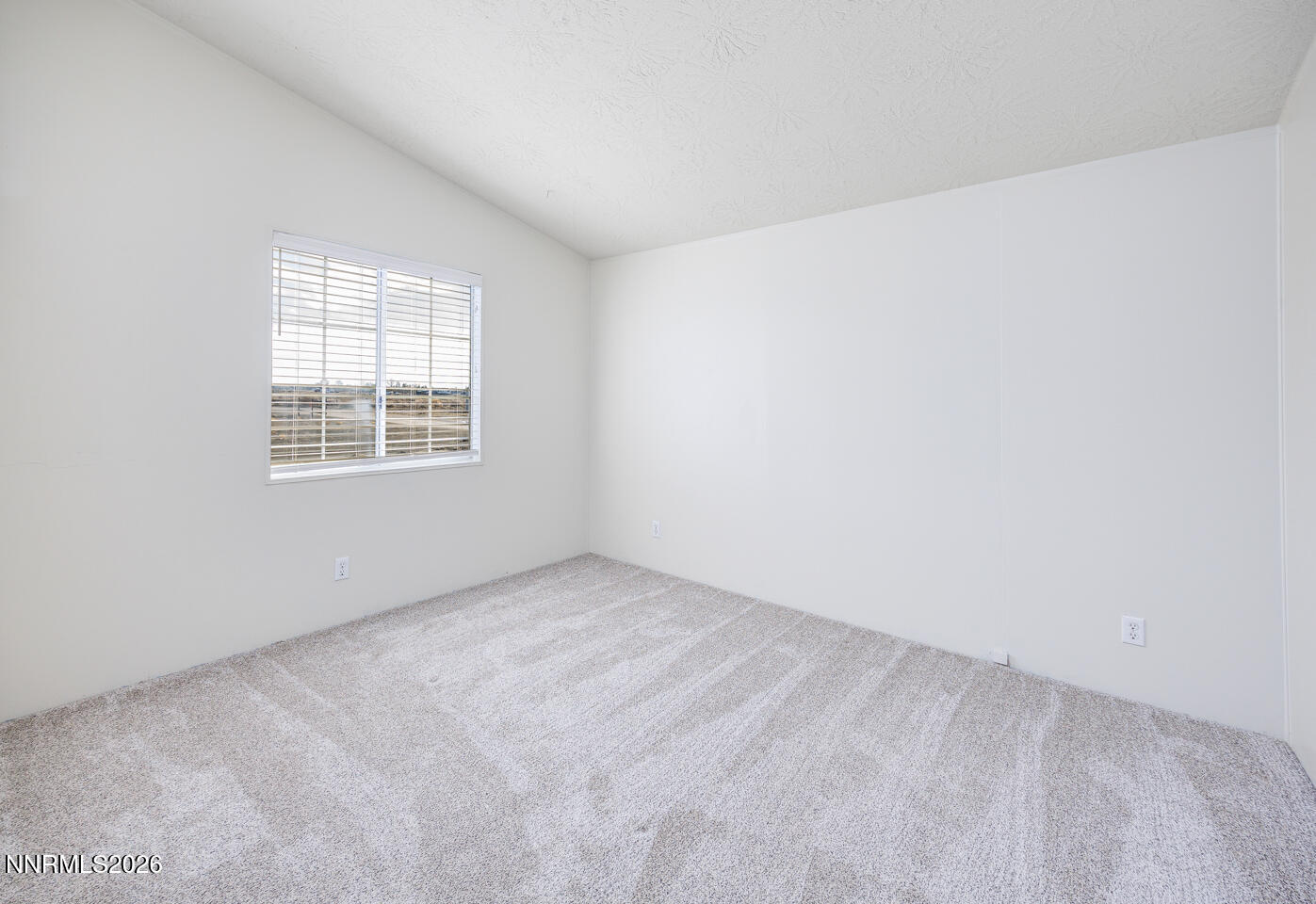 6312 Sierra Way Fallon, NV 89406 - Photo 7 of 20 an empty room with a window