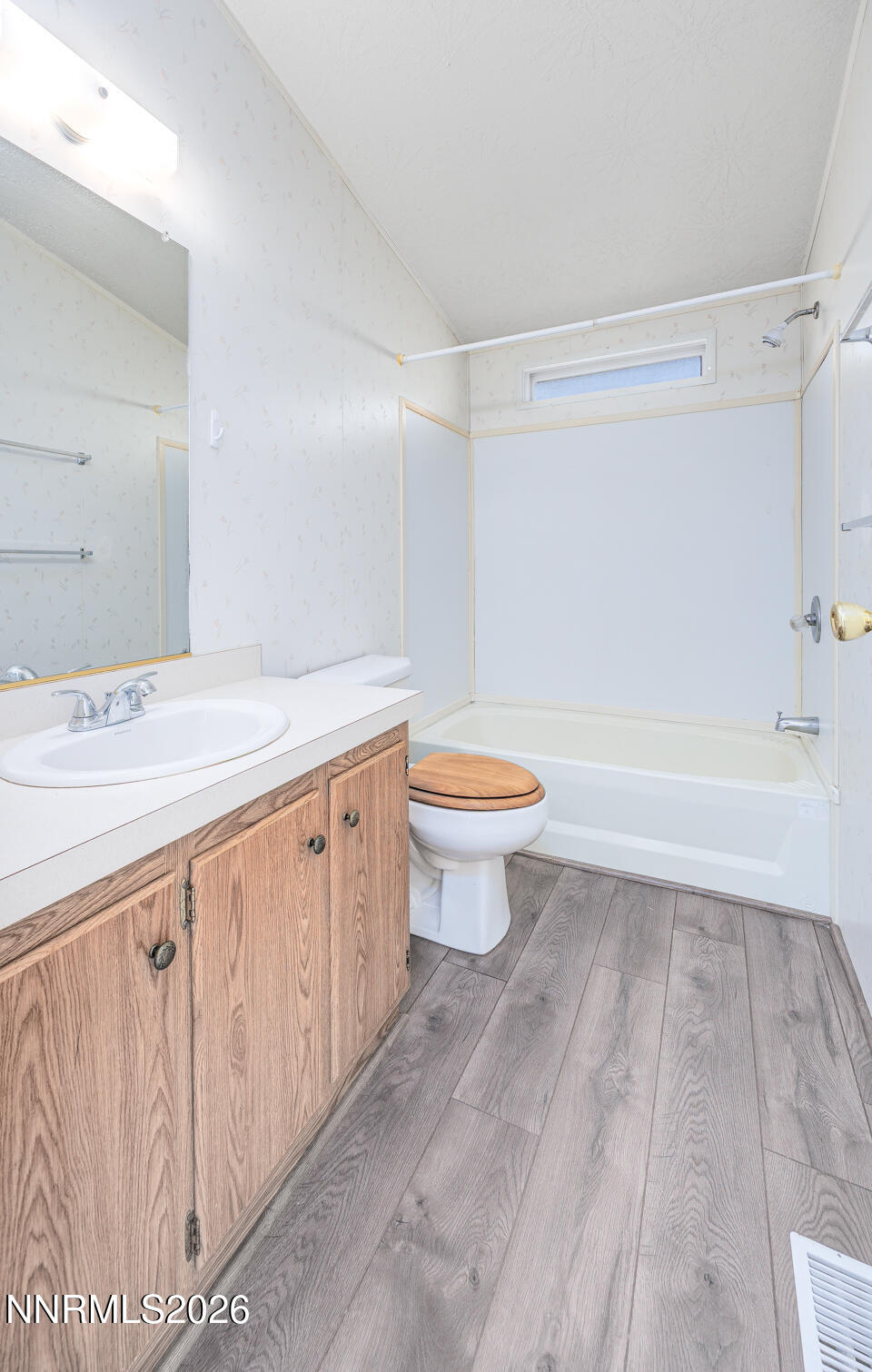 6312 Sierra Way Fallon, NV 89406 - Photo 9 of 20 a bathroom with a sink a toilet and a bathtub