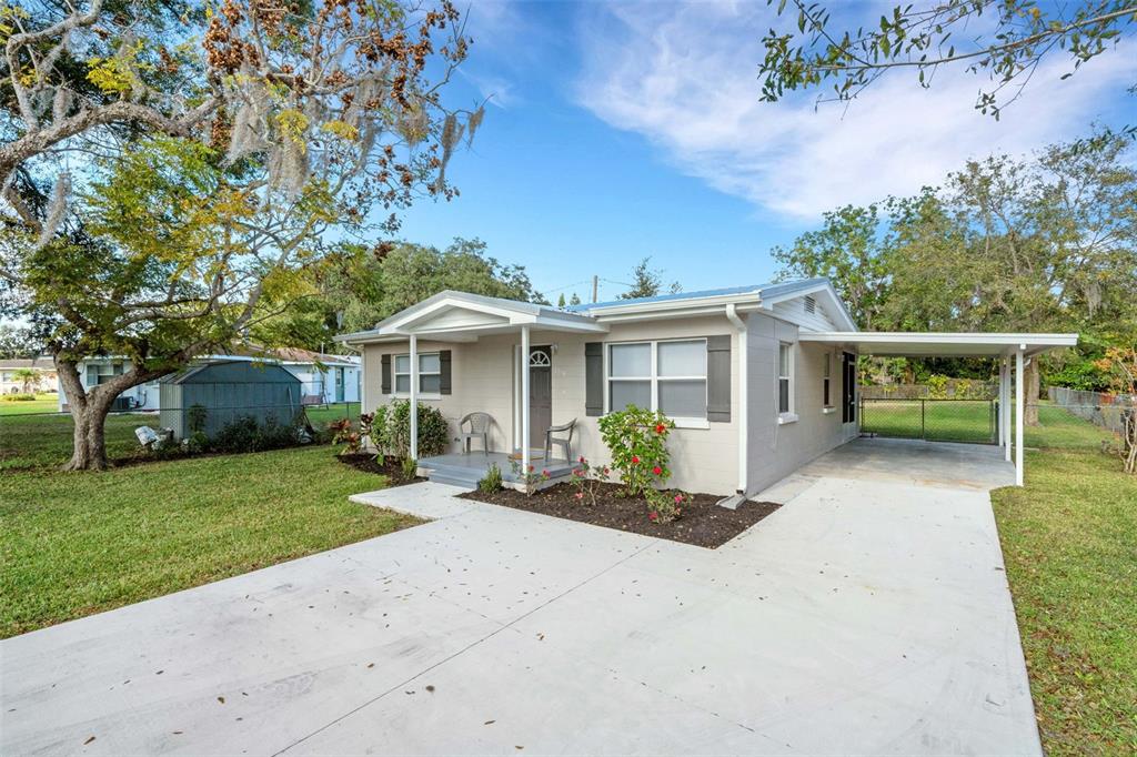 2716 Hardin Combee Road Lakeland, FL 33801 - Photo 24 of 32 a front view of a house with a garden