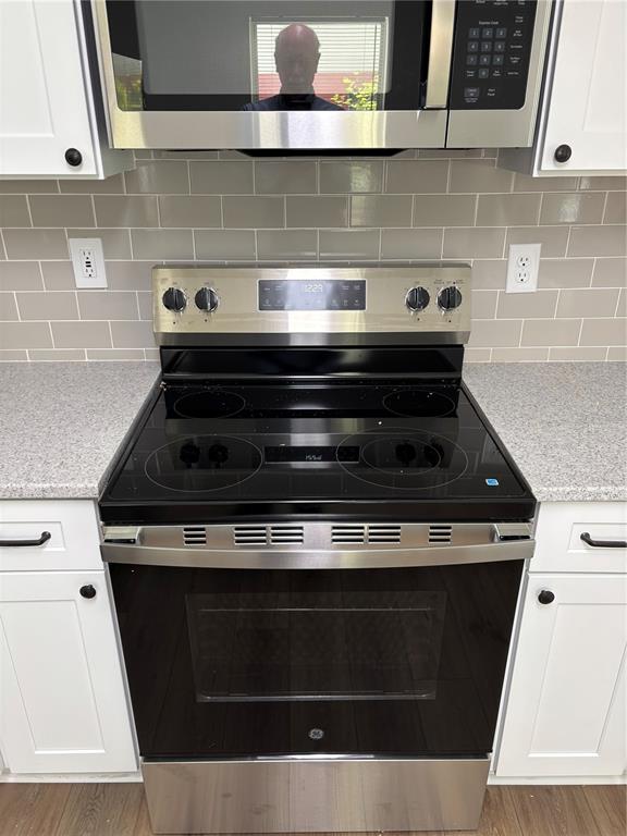 2716 Hardin Combee Road Lakeland, FL 33801 - Photo 6 of 32 a stove top oven sitting inside of a kitchen