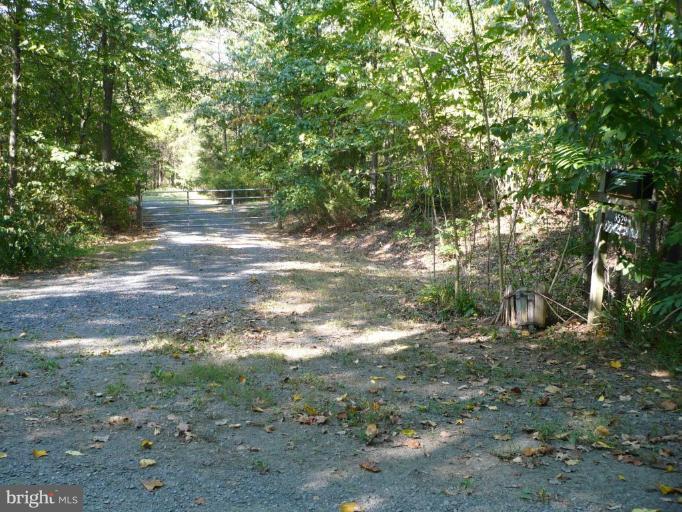 8529 Botha Road Warrenton, VA 20186 - Photo 1 of 30 Private entrance driveway