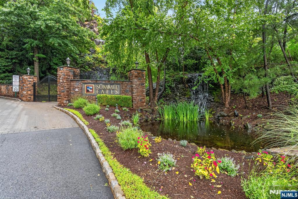 252 Ridge Drive Pompton Lakes, NJ 07442 - Photo 2 of 32 Gallery Image 2
