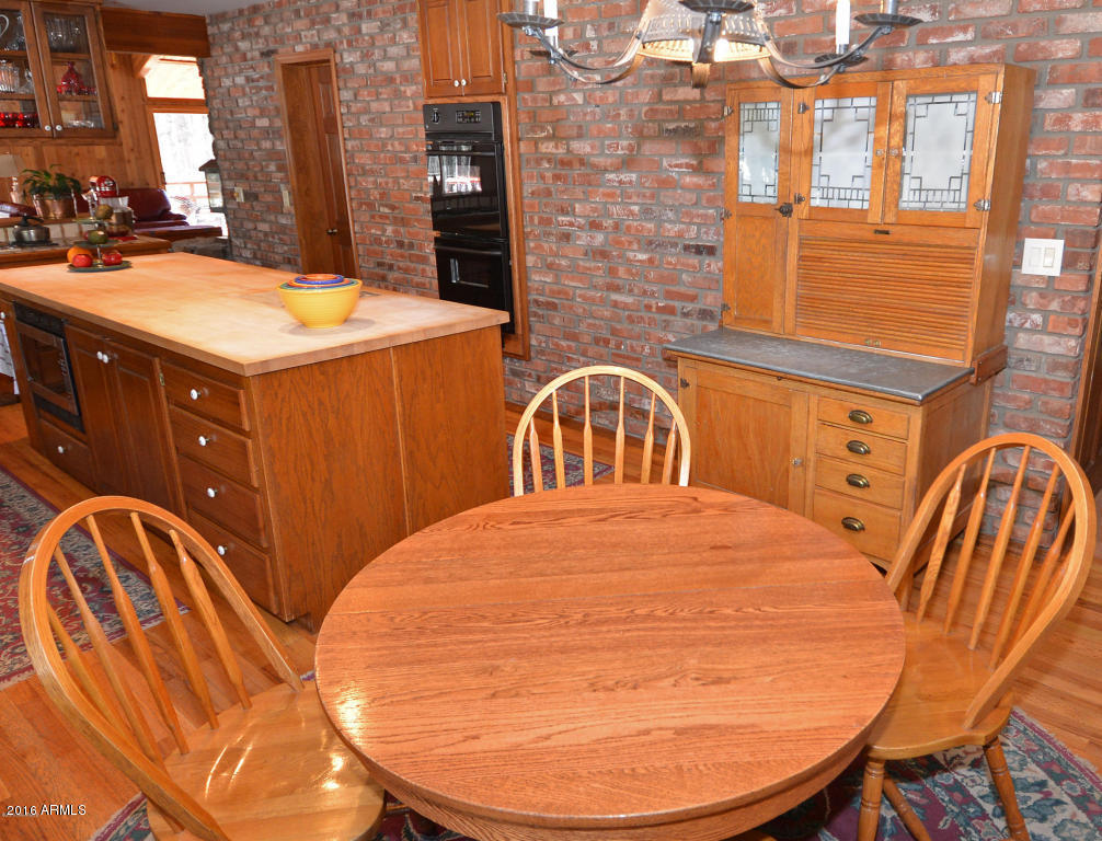 8290 North Roundtree Road Flagstaff, AZ 86001 - Photo 17 of 34 Eat In Area