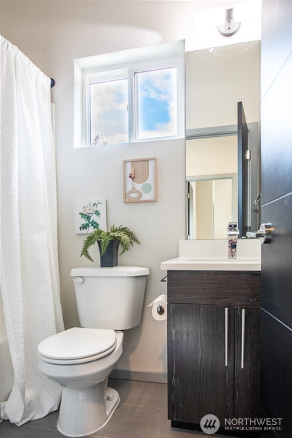 1465 South Columbian Way Seattle, WA 98144 - Photo 29 of 35 a bathroom with a toilet a sink and bathtub