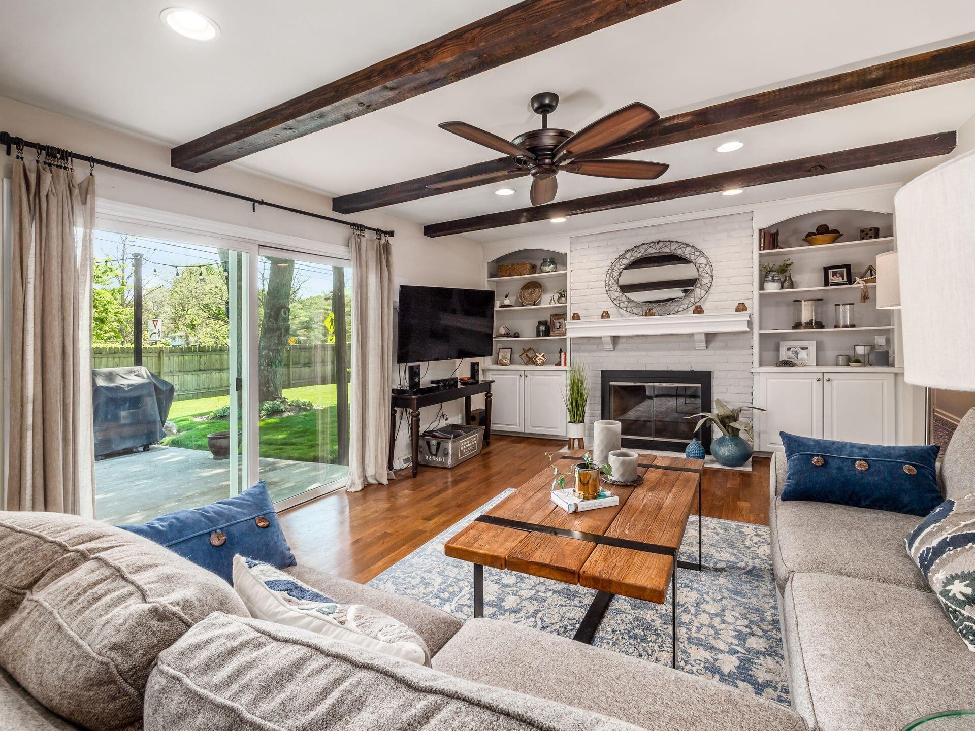 2711 Folkstone Road Columbus, OH 43220 - Photo 25 of 62 Warm and inviting Family Room 20'4"x13'3