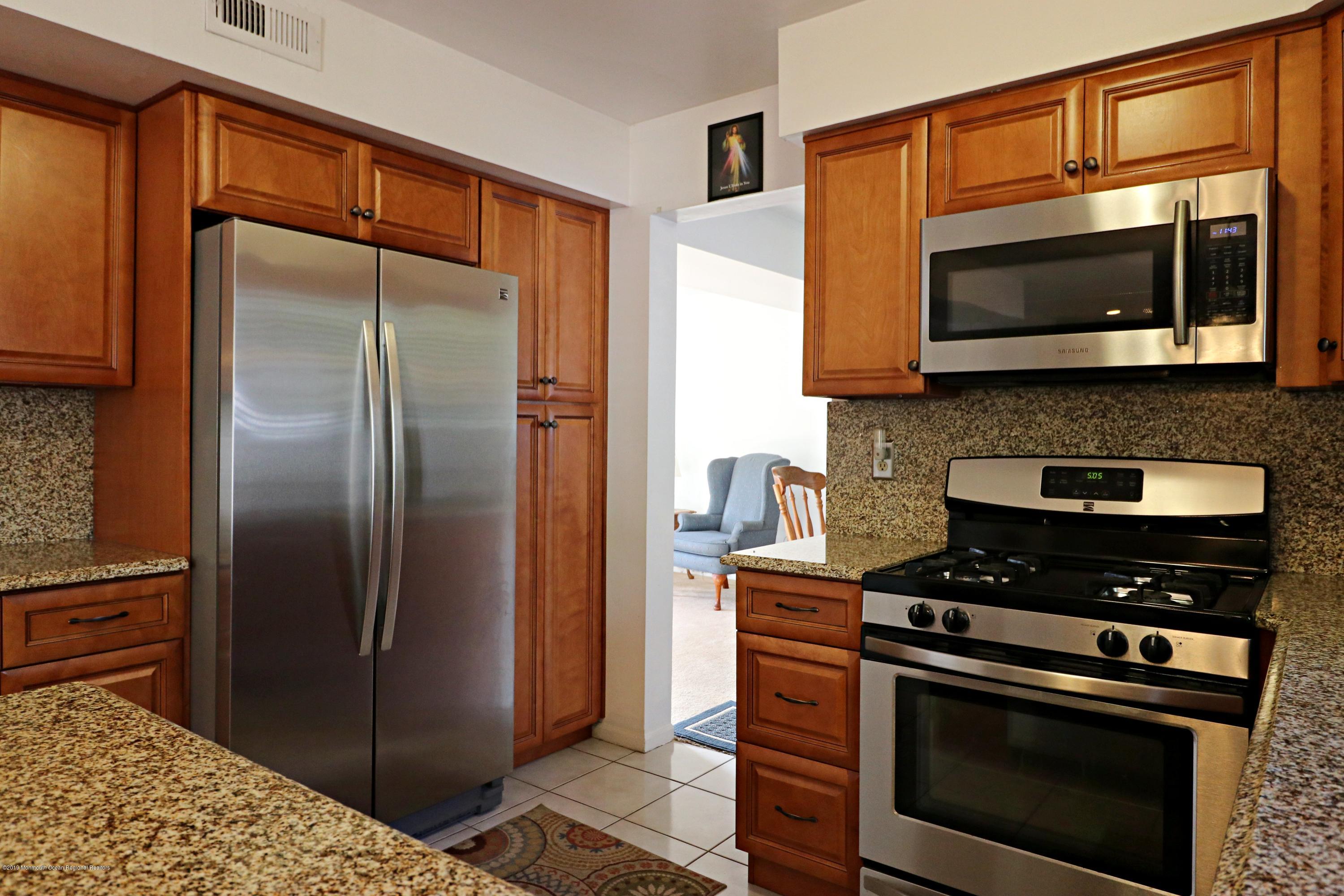 95 Appletree Road Howell, NJ 07731 - Photo 22 of 35 kitchen_4