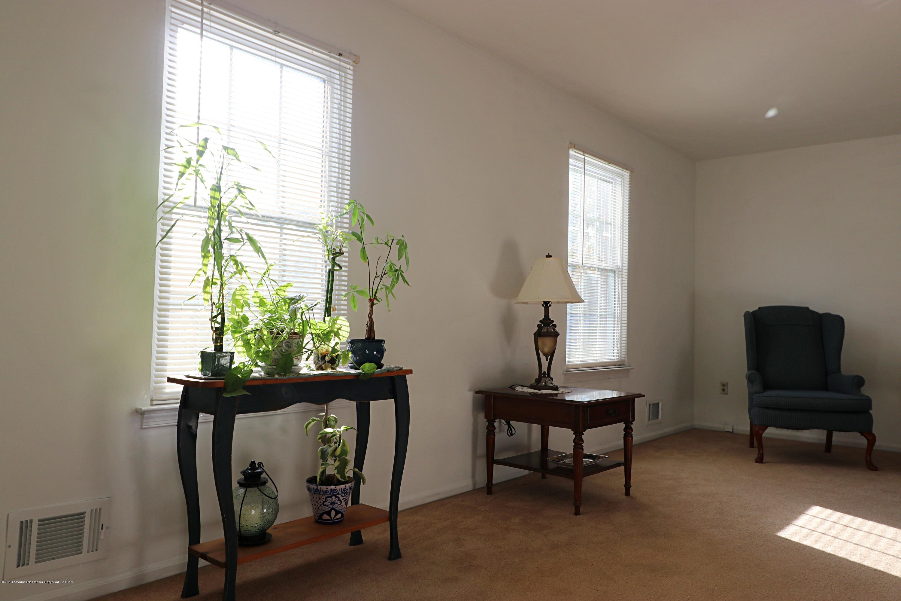 95 Appletree Road Howell, NJ 07731 - Photo 24 of 35 livingroom_2
