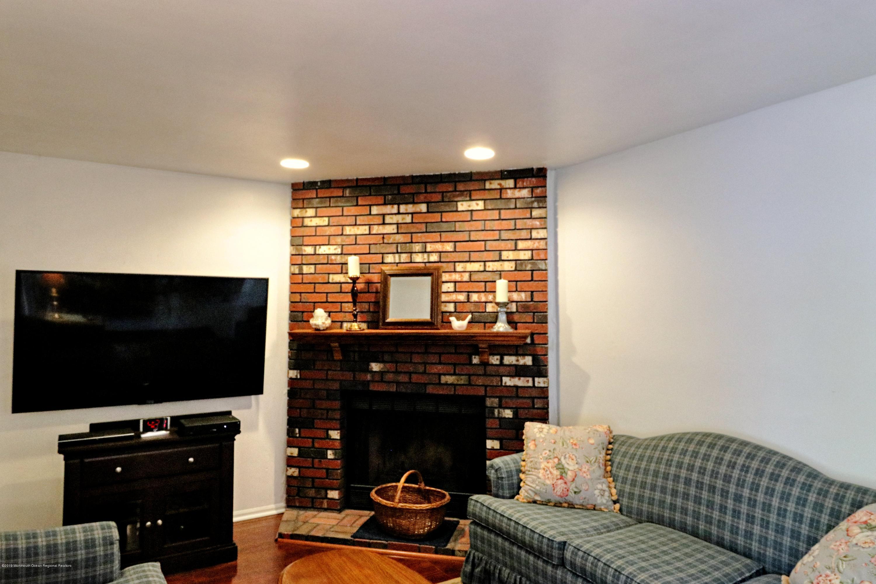 95 Appletree Road Howell, NJ 07731 - Photo 8 of 35 familyroom_1