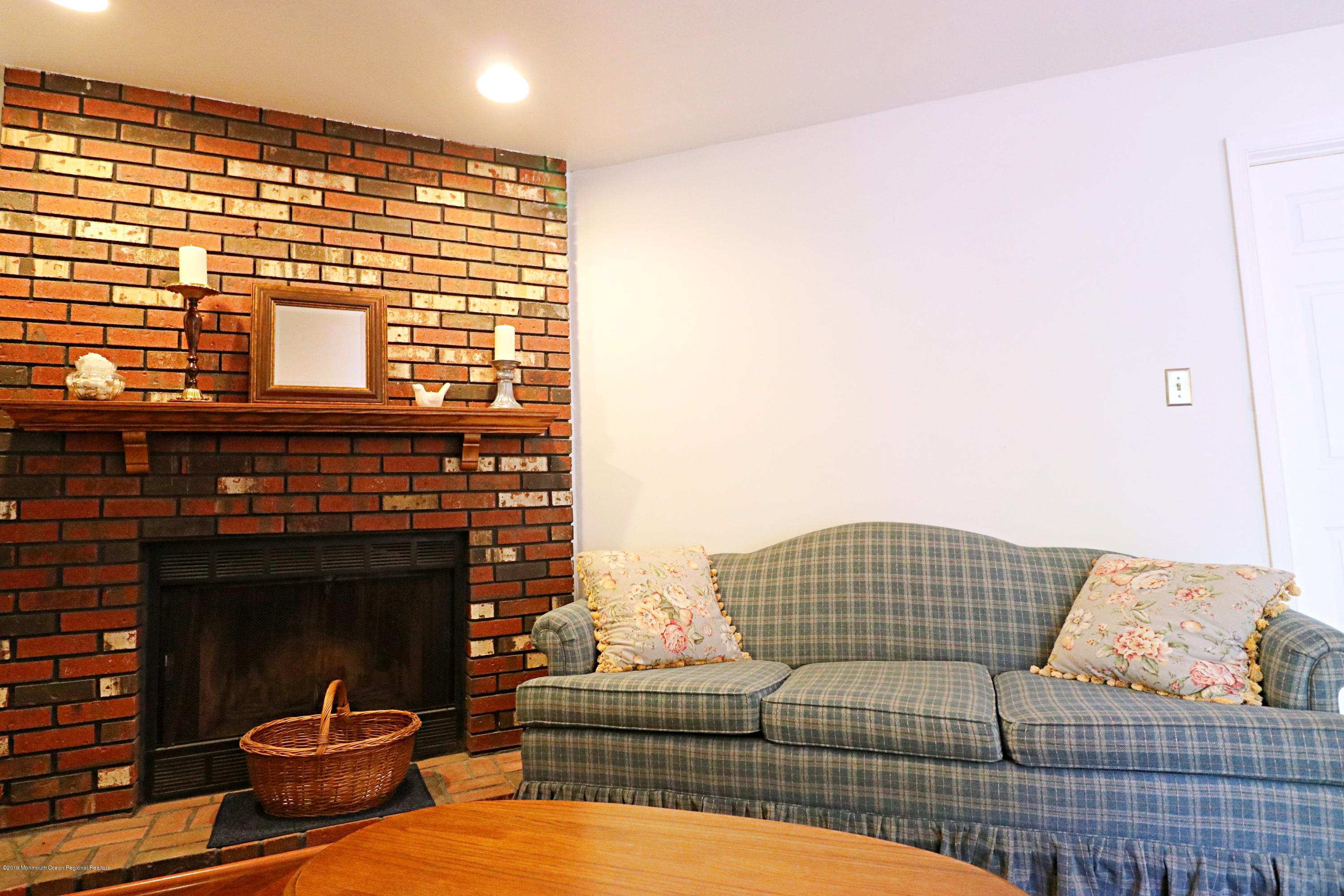95 Appletree Road Howell, NJ 07731 - Photo 9 of 35 familyroom_2