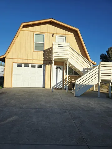 a view of a water fountain in the middle of a yard