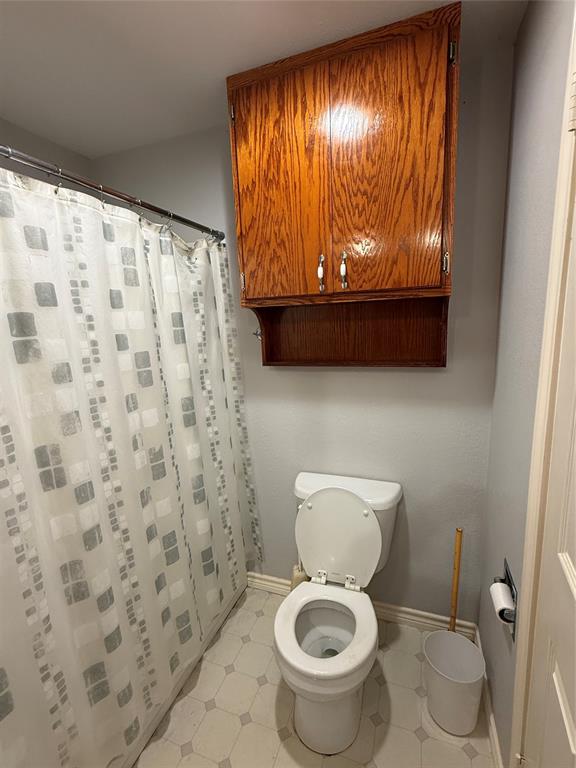 609 East Henry Street Hamilton, TX 76531 - Photo 22 of 40 a bathroom with a toilet and a sink