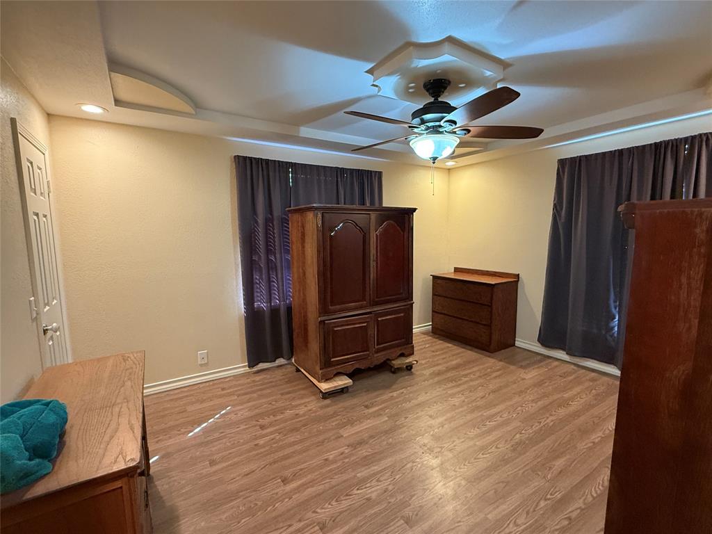 609 East Henry Street Hamilton, TX 76531 - Photo 23 of 40 a living room with furniture and a ceiling fan