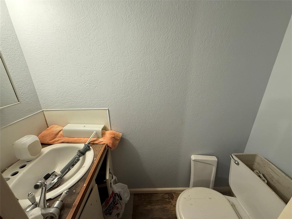 609 East Henry Street Hamilton, TX 76531 - Photo 28 of 40 a bathroom with a toilet