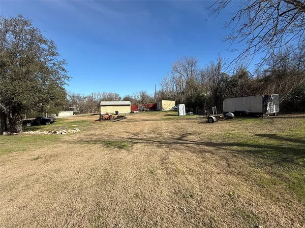 a view of a yard with an trees