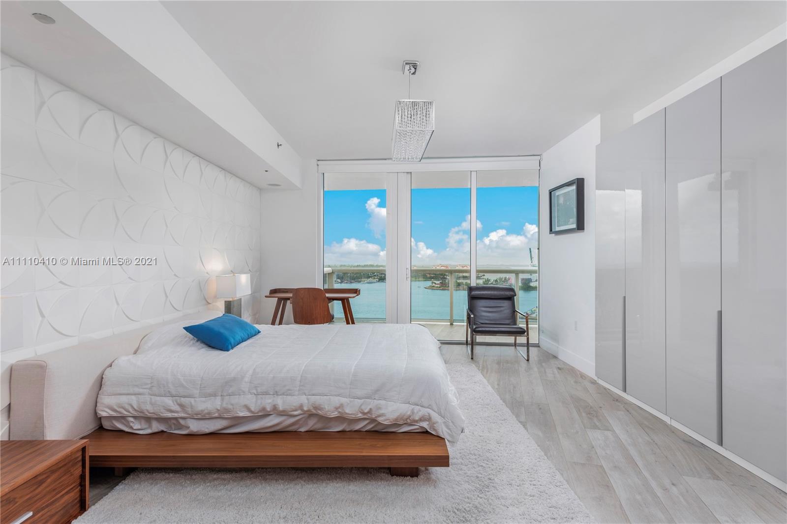 400 Alton Road, Unit 2003 Miami Beach, FL 33139 - Photo 18 of 38 a bedroom with a bed a table and chairs