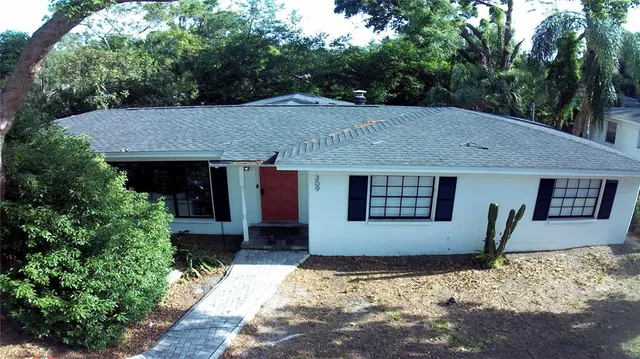a view of a house with a yard