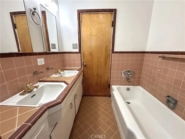 $1,995 | 700 East Carson Street, Unit 3, Long Beach, CA 90807