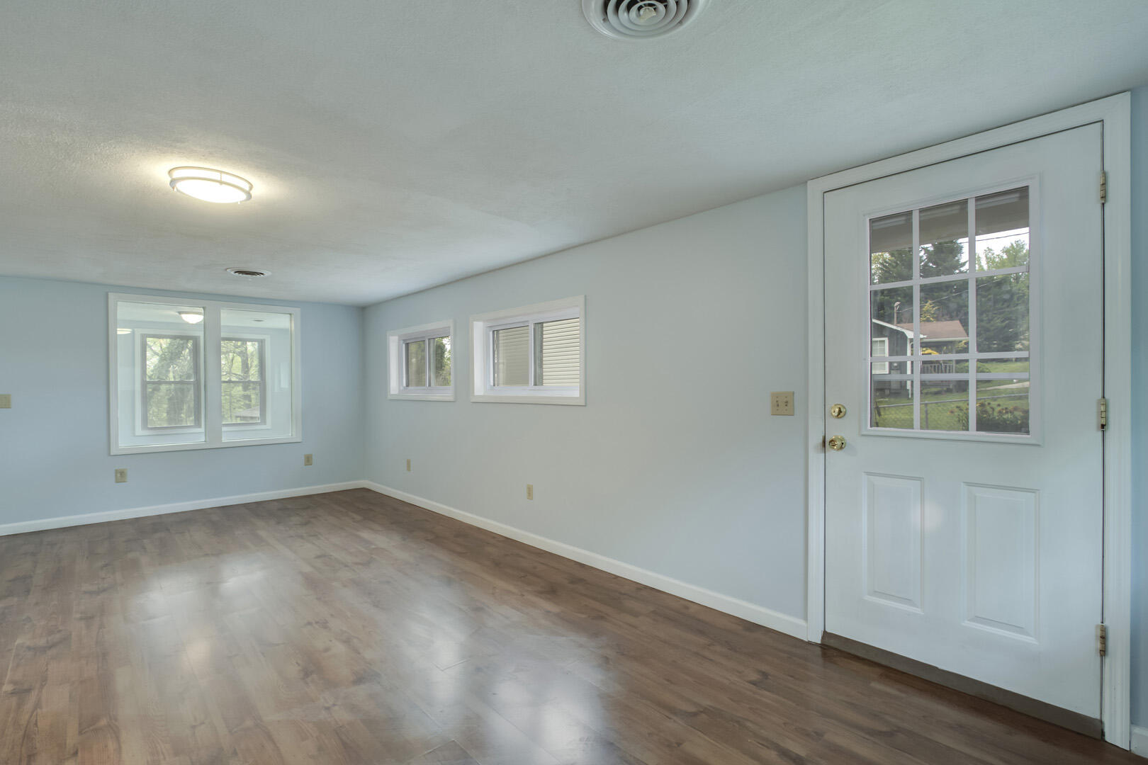 131 Wainwright Road Oak Ridge, TN 37830 - Photo 4 of 33 04_WainwrightRoad_131_Living02