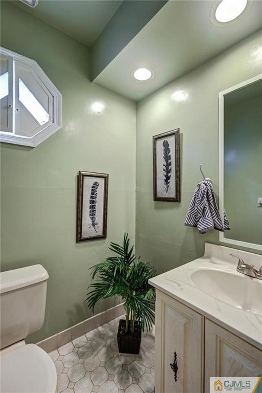 1902 Timber Oaks Road Edison, NJ 08820 - Photo 11 of 22 a bathroom with a toilet sink and mirror