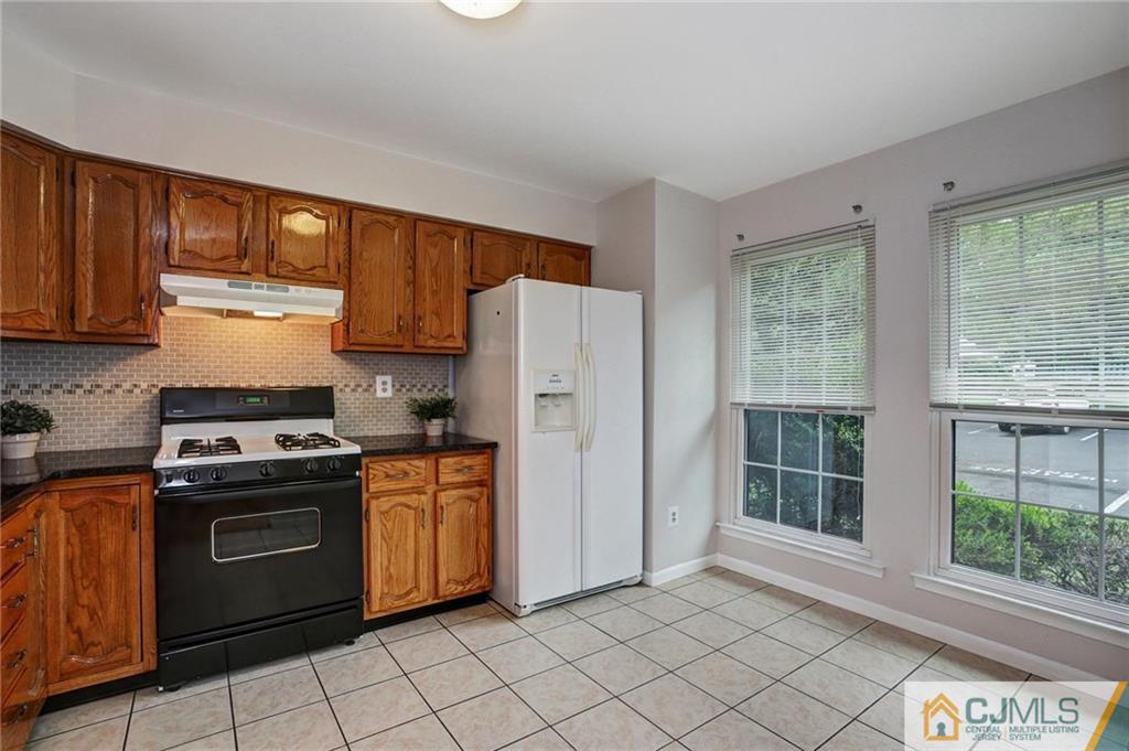 1902 Timber Oaks Road Edison, NJ 08820 - Photo 9 of 22 a kitchen with a stove a refrigerator and a sink