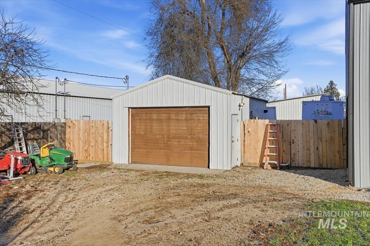 545 South Conover Street Eagle, ID 83616 - Photo 31 of 39 Detached garage with driveway