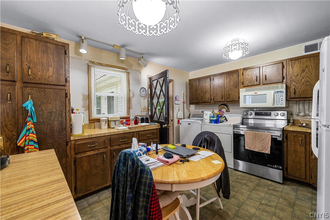 402 Richmond Road Utica, NY 13502 - Photo 11 of 22 Eat in kitchen