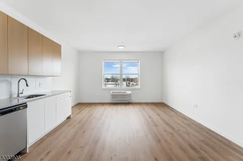 $1,825 | 431 Dr Martin Luther King Jr Boulevard, Unit 524, East Orange, NJ 07018