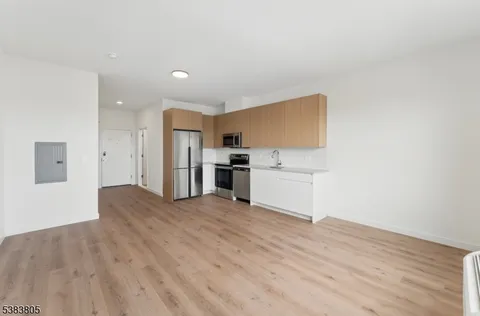 $1,825 | 431 Dr Martin Luther King Jr Boulevard, Unit 524, East Orange, NJ 07018
