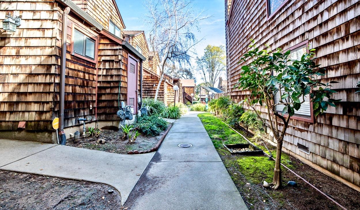 1555 Hecker Pass Road, Unit B102 Gilroy, CA 95020 - Photo 3 of 15 Gallery Image 3