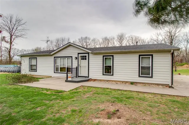 $435,000 | 1401 Longbridge Trail, Walshville, IL 62091